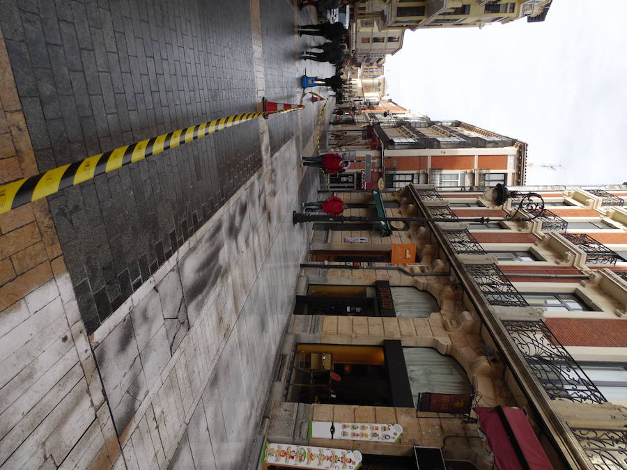 La Calle Ancha recibe un tratamiento para que su suelo deje de ser deslizante.