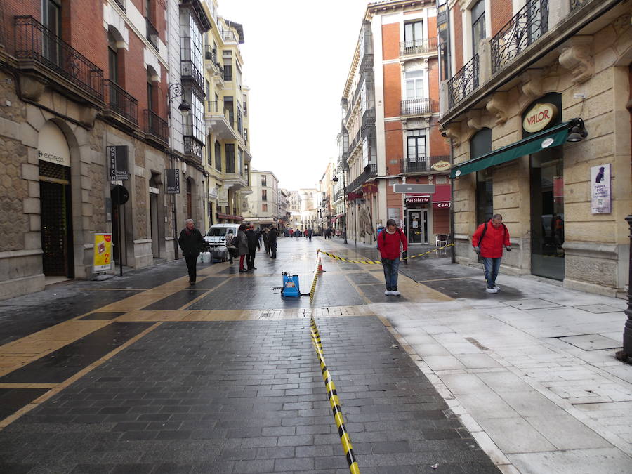 La Calle Ancha recibe un tratamiento para que su suelo deje de ser deslizante.