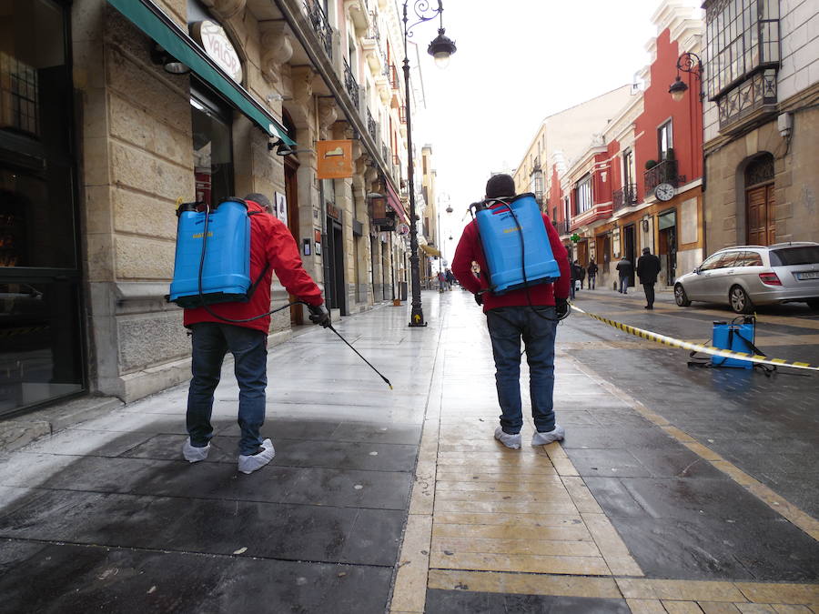 La Calle Ancha recibe un tratamiento para que su suelo deje de ser deslizante.