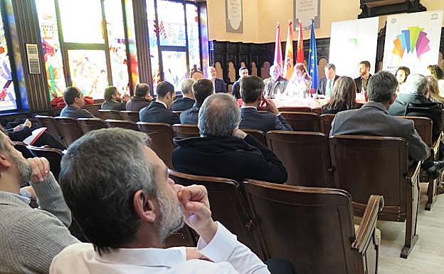 Imagen principal - Varios momentos del acto. A la derecha, a la derecha, la directora general de leonoticias, Yolanda Barrientos. 