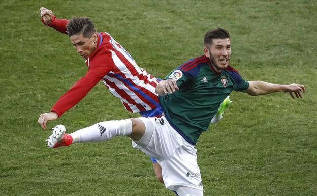 David García, en un duelo aéreo con Fernando Torres el partido ante el Atlético de Madrid de la pasada temporada.