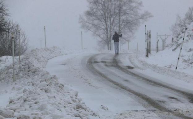 La nieve mantiene cerrada la carretera de Fonte da Cova, en La Baña
