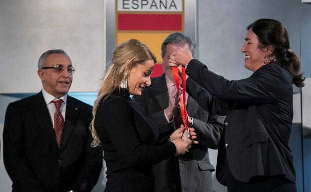 Galería. Lydia Valentín recibe la medalla.