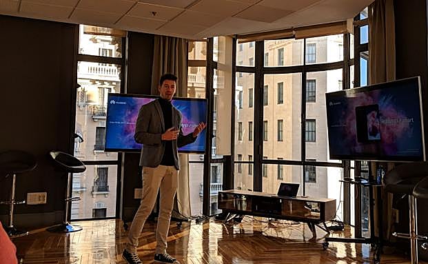 Fabio Arena durante la presentación.