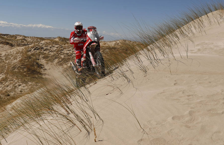 El español Dani Oliveras, de KTM, compite durante la décima etapa del Dakar. 