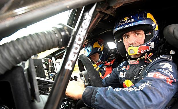 Stephane Peterhansel junto a su copiloto Jean Paul Cottret 