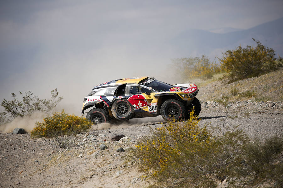 Los pilotos franceses de Peugeot Stephane Peterhansel y Jean Paul Cottret compiten durante la undécima etapa del Dakar. 