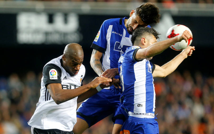 Guedes y Rodrigo sellaron una remontada del Valencia ante el Alavés en Copa del Rey ayudada por un error del portero Sivera y la expulsión de Diéguez.