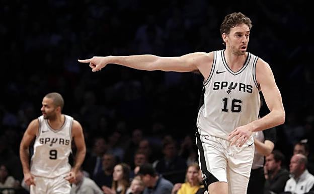 Pau Gasol celebra una canasta. 