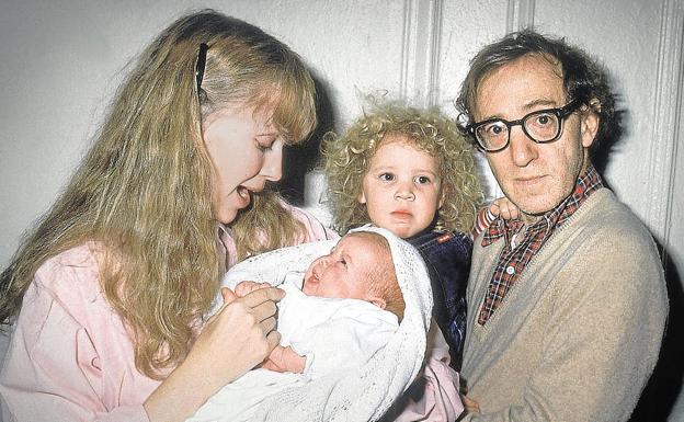 Woody Allen y Mia Farrow con la pequeña Dylan y Moses cuando era un bebé.