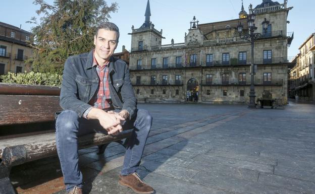 Pedro Sánchez, en la Plaza Mayor de León.