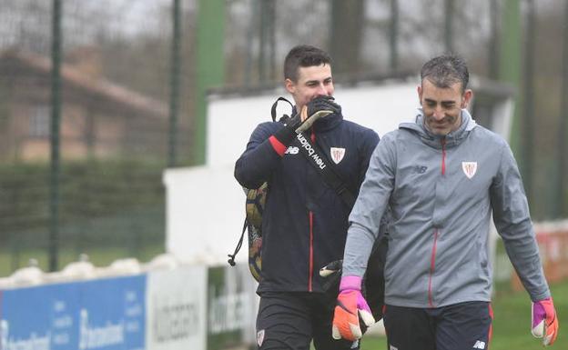 Kepa Arrizabalaga sonríe junto a Imanol Etxebarría.