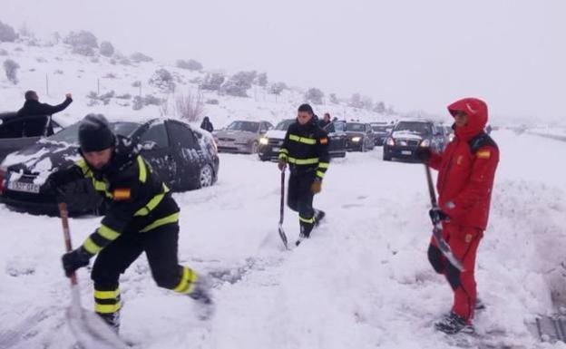 Miembros de la UME de León al rescate de los vehículos atrapados. 