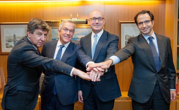 Gabriel Alonso (Banco Santander), Joaquín Arenas (Bank of America), Jesús Nuño de la Rosa (consejero delegado de El Corte Inglés), y Olaf Díaz-Pintado (Goldman Sachs), tras la firma del acuerdo.