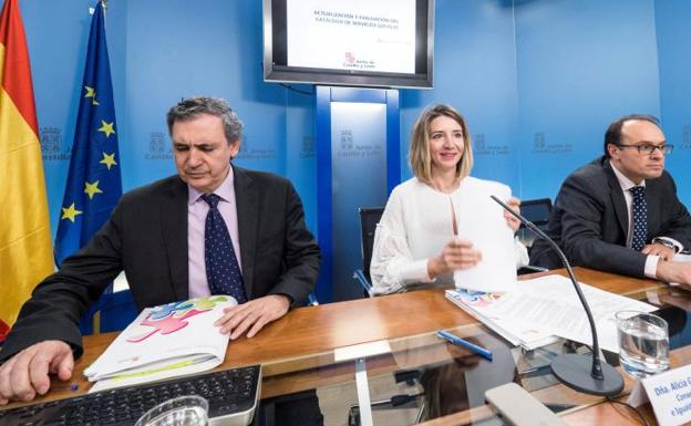 Jesús Fuertes, Alicia García y Carlos Raúl de Pablos, máximos responsables de la Consejería de Familia e Igualdad de Oportunidades.