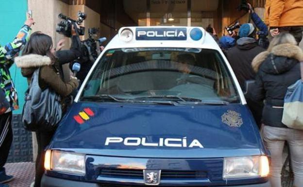 Efectivos policiales durante el registro en el domicilio de los jugadores.