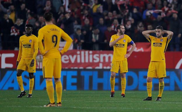 Los jugadores atléticos, decepcionados en Sevilla. 