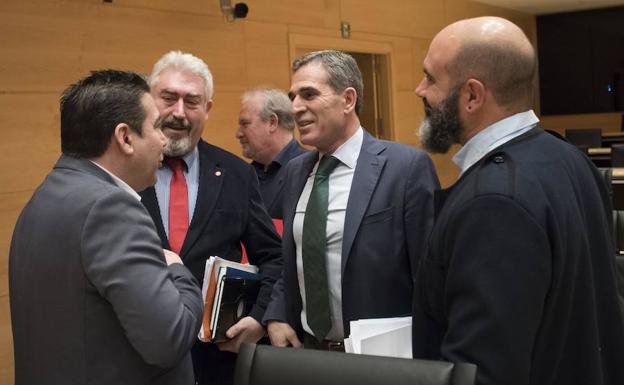 Los portavoces de los grupos conversan antes de la reuinión de la comisión de investigación en las Cortes.