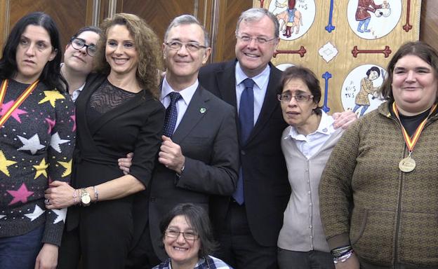 Parte del equipo, en la recepción realizada en el Ayuntamiento. 