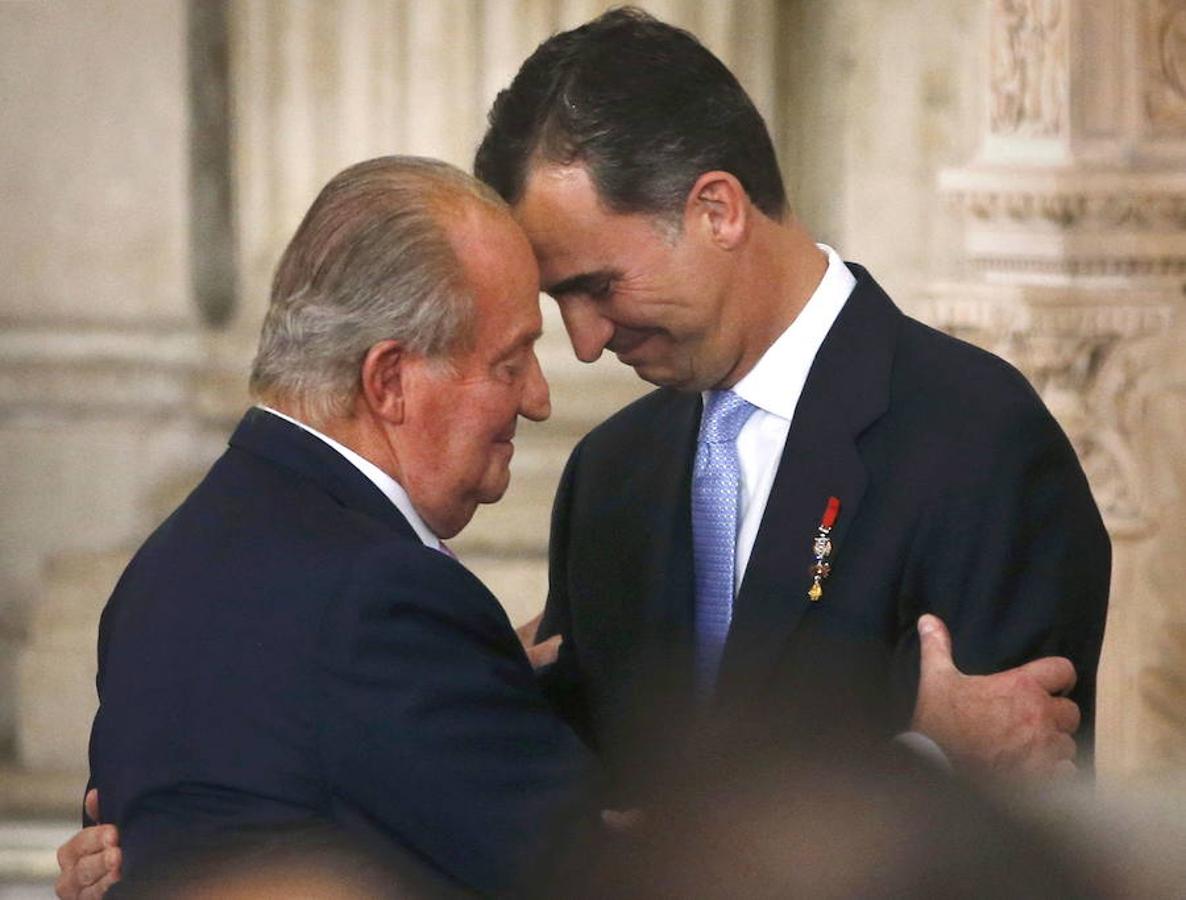 18 de junio de 2014. El Rey Juan Carlos I abraza a su sucesor, el Príncipe Felipe de Borbón, tras sancionar la ley orgánica por la que se hace efectiva su abdicación del trono español, en una ceremonia celebrada en el Salón de Columnas del Palacio Real.