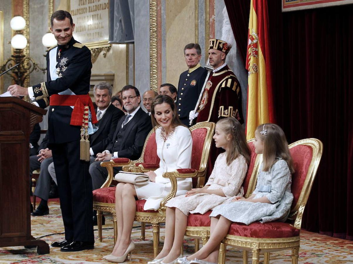 19 de junio de 2014. Felipe VI mira afectuosamente a sus hijas, la princesa Leonor y la infanta Sofía, durante un momento de su discurso de proclamación como jefe del Estdo, en presencia de la reina Letizia. 