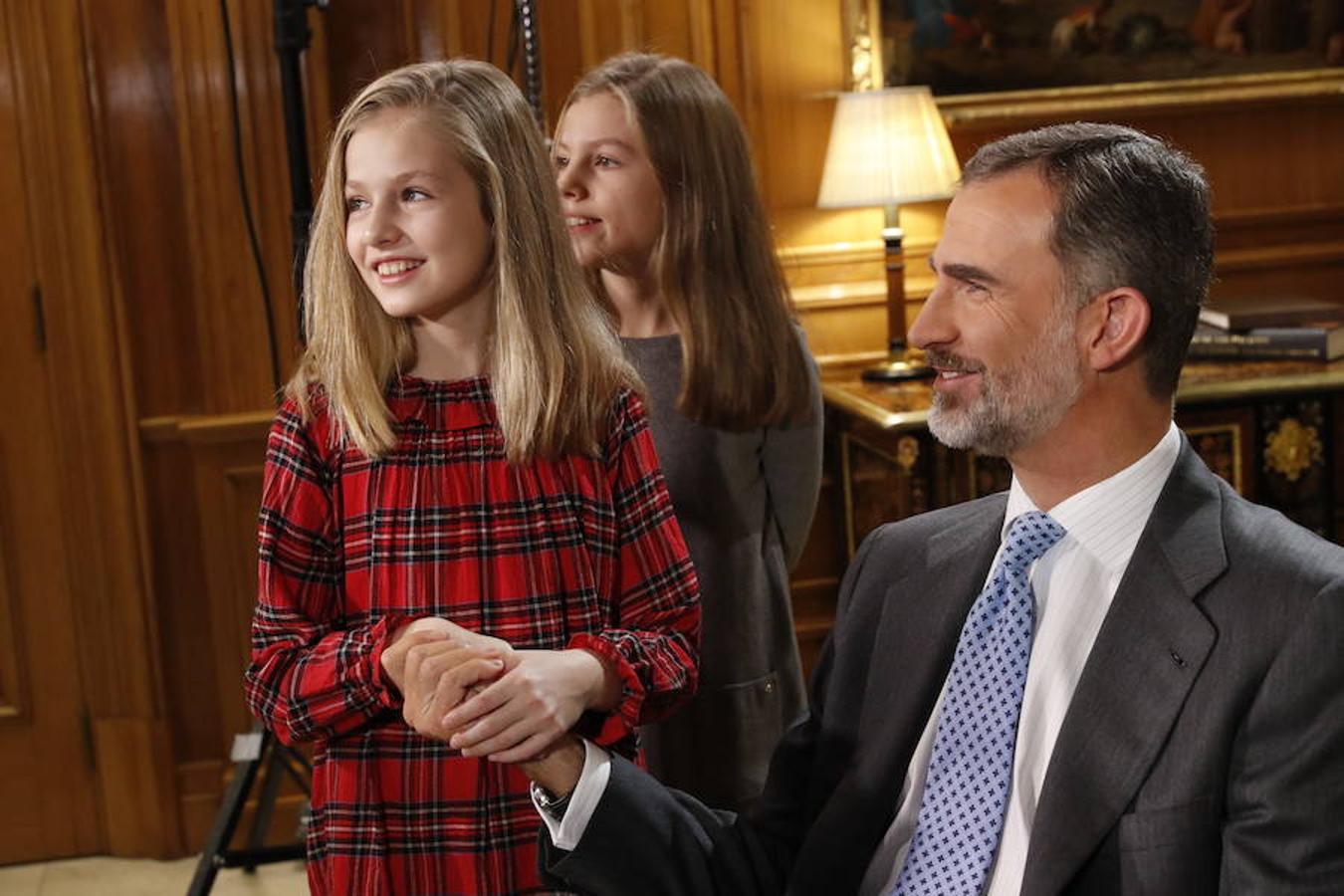 Con motivo de su 50 cumpleaños, Felipe VI abre por primera vez las puertas de su residencia en el complejo del palacio de la Zarzuela para mostrar su día a día más familiar, junto a la Reina y sus hijas la Princesa Leonor y la infanta Sofía. 