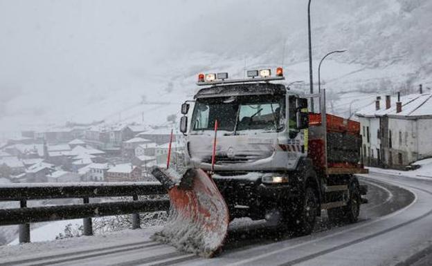 La nieve mantiene cerrados tres tramos de carretera, todos en la red secundaria, en León