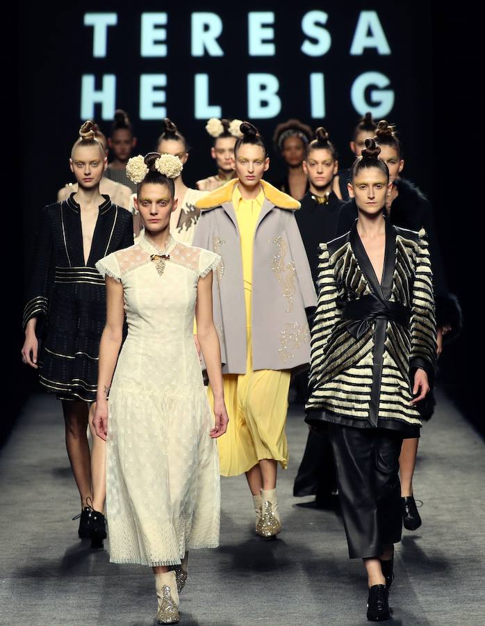 Las modelos lucen creaciones de la firma Teresa Helbig durante el desfile que ha tenido lugar hoy en la cuarta jornada de la 67ª edición de la pasarela madrileña Mercedes-Benz Fashion Week, en IFEMA.