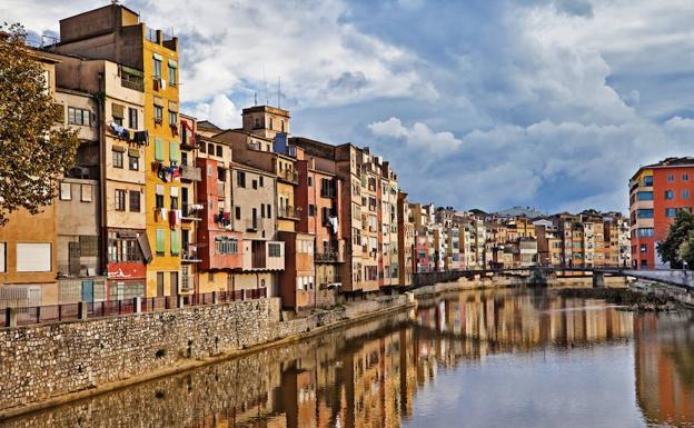 Vistas del casco antiguo de Gerona, con el río Oñar en primer término. 