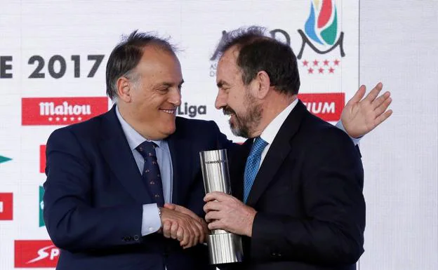 Javier Tebas entrenga un presmio a Ángel Pérez, presidente del Getafe.