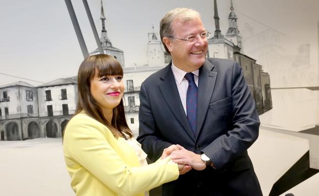 Villarroel junto a Silvan durante la presentación del pacto por los presupuestos de León. 