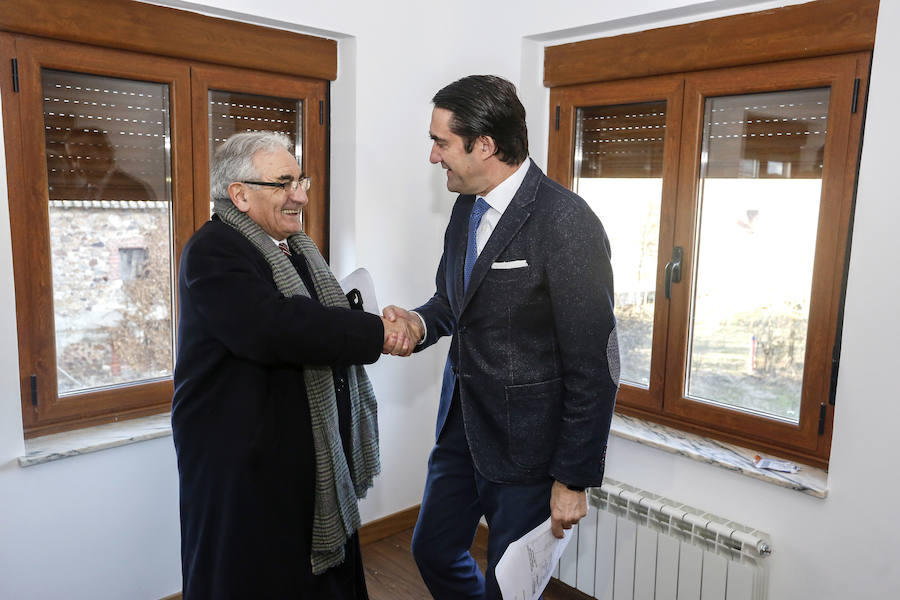 Suárez-Quiñones visita una vivienda rehabilitada para alquiler social en Vidanes