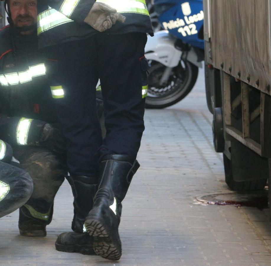 El vehículo, que en ese momento circulaba 'marcha atrás' en la Calle Joaquín Costa, arrolló a la mujer con las ruedas delanteras | La mujer falleció en el acto | El juez de guardia se ha desplazado al lugar