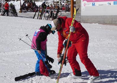 Imagen secundaria 1 - Una escapada a la nieve para aprender a esquiar gracias a la Escuela Española de Esquí de San Isidro