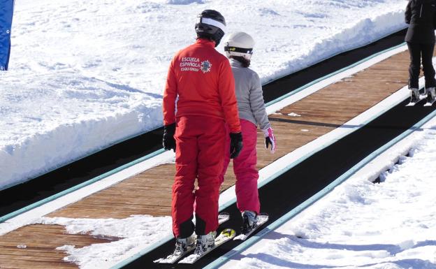 Imagen principal - Una escapada a la nieve para aprender a esquiar gracias a la Escuela Española de Esquí de San Isidro