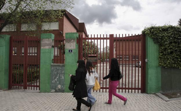 Puerta de un colegio.