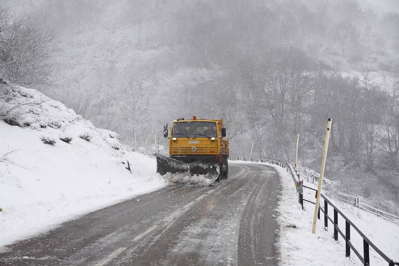 La nieve llega a la zona norte de la provincia de León. El temporal se mantendrá a lo largo de las próximas horas
