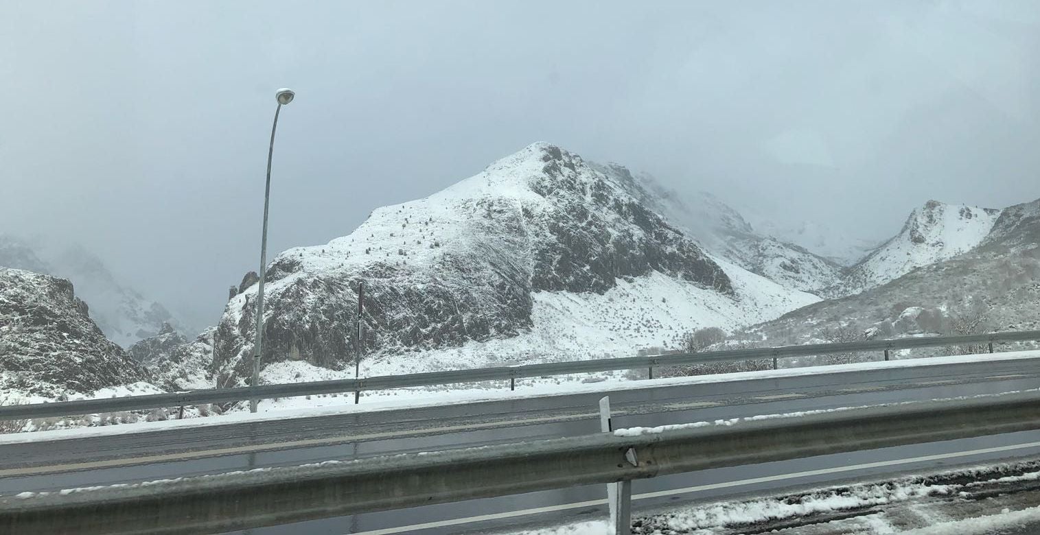La nieve llega a la zona norte de la provincia de León. El temporal se mantendrá a lo largo de las próximas horas