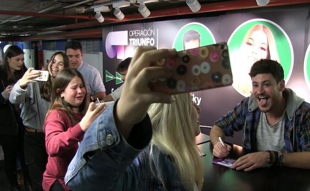 Galería. Cepeda haciéndose un selfie con una fan.