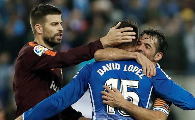 Piqué felicita a David López y a Victor Sanchez tras la victoria del Espanyol en la ida de los cuartos de Copa del Rey.