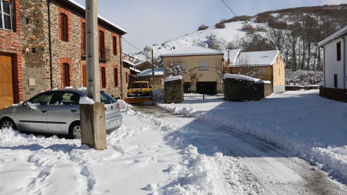 Las quitanieves liberan los 40 pueblos de Riello