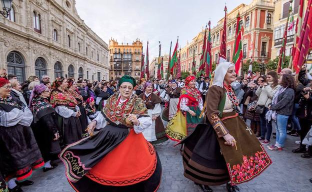 Las enseñas leonesas y los bailer regionales inundan Sevilla. 