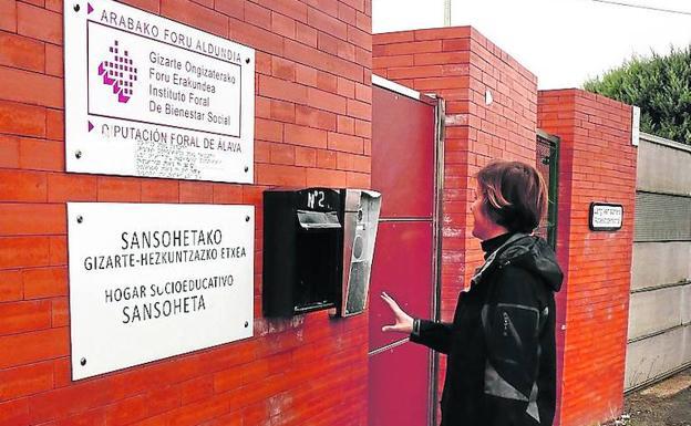 Una mujer ajena a la información, frente a Sansoheta. 