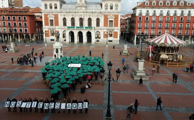 Doscientas personas se reunieron en la Plaza Mayor con paraguas verdes para formar un gigante punto de geolocalización.