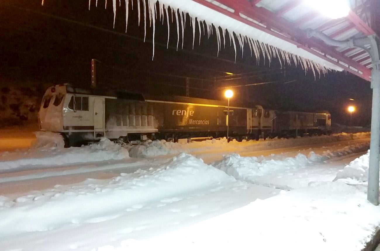 La nieve complica el tráfico ferroviario entre León y Asturias. En las imágenes, situación en la que se encuentran la estación de Busdongo.