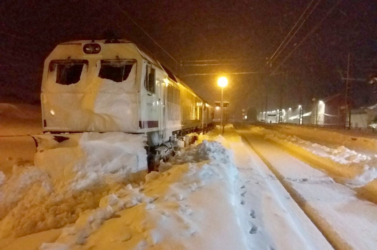 La nieve complica el tráfico ferroviario entre León y Asturias. En las imágenes, situación en la que se encuentran la estación de Busdongo.