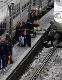 Imagen secundaria 2 - Imagen de los trenes detenidos en la estación de Pola de Lena. 