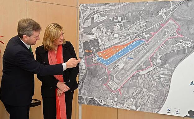 La consejera de Economía y Hacienda presenta el acuerdo de colaboración para la ampliación del Puerto Seco de Burgos junto al alcalde de la ciudad