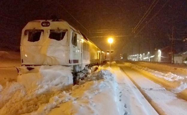 Galería. La nieve frena a los trenes entre León y Asturias