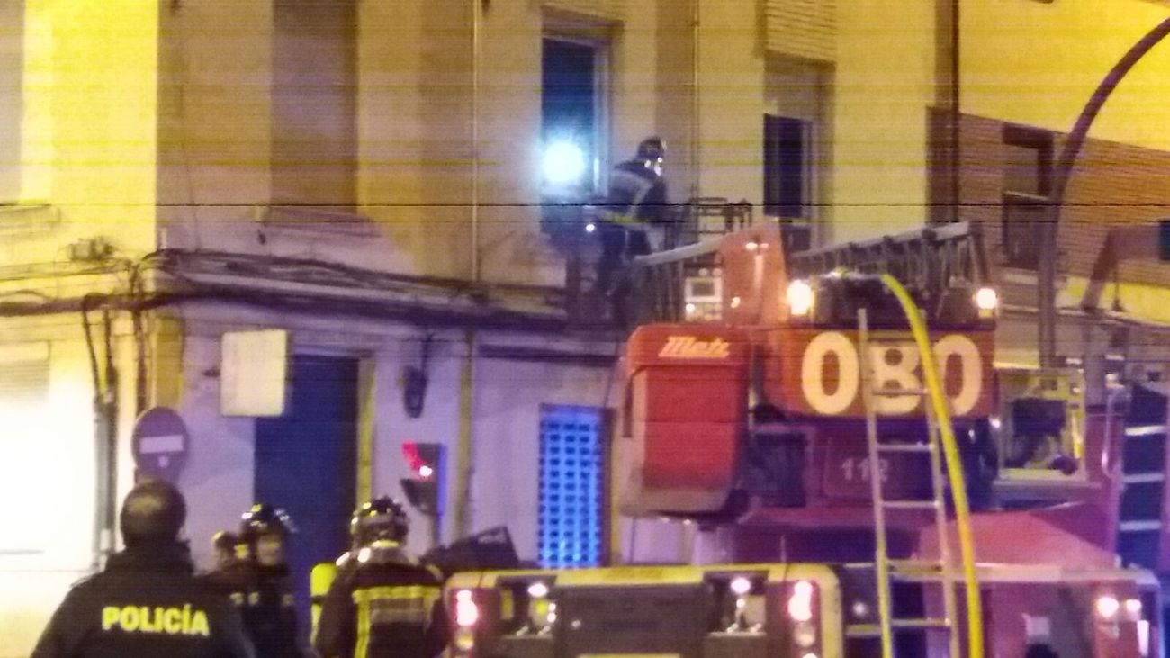 Bomberos León interviene en un incendio en la calle Doctor Fleming.